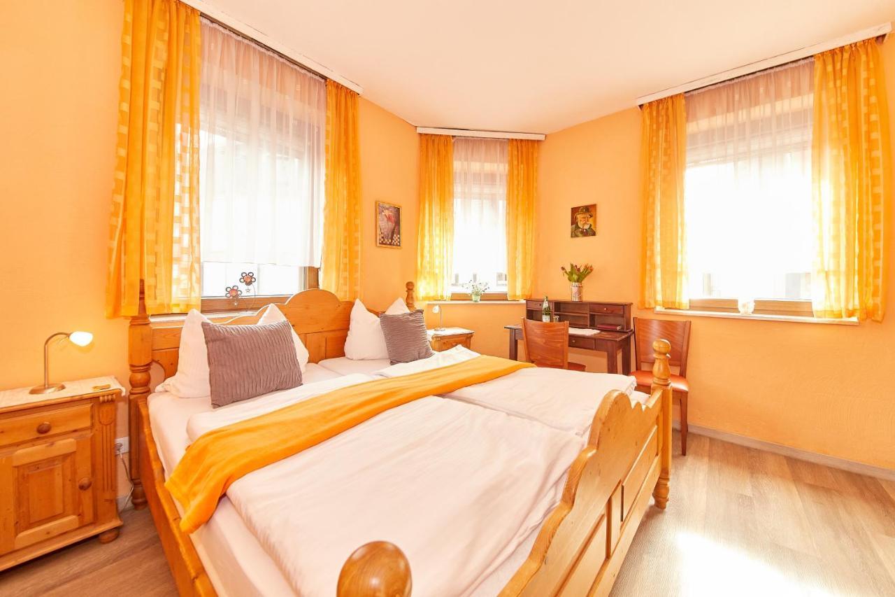 Hotel Zum Dicken Baum Mayen Bagian luar foto